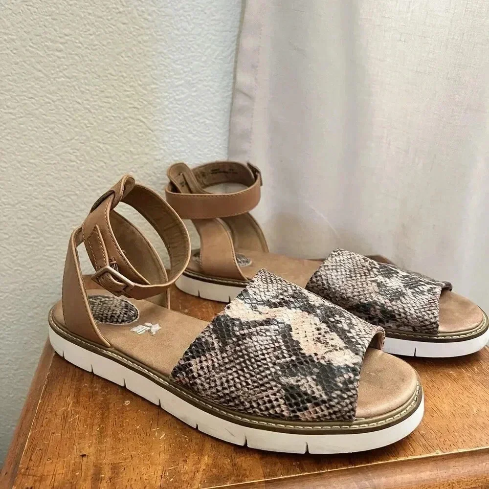 Clarks Artisan Lydie Hala Snake Comfort Flat Leather Sandals Womens 9.5 Tan Boho